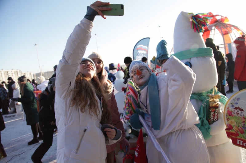 Челябинск накрыла «эпидемия добра»: горожане лепят снеговиков и дарят подарки тяжело больным детям