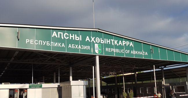В Абхазии начались столкновения у здания парламента