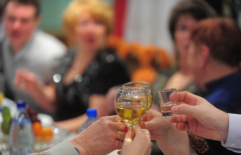 Как будут продавать алкоголь на новогодние праздники 2022: введут ли запрет на спиртное и запрет на алкоголь в январе
