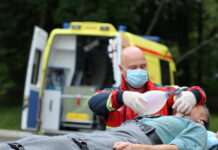 Как перевезти лежачего больного пожилого человека?