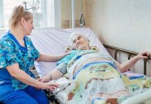 Как найти сиделку для лежачего больного человека?